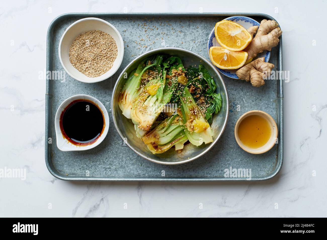 Cavolo di bok brasato con zenzero, salsa di soia e succo d'arancia rosso Foto Stock