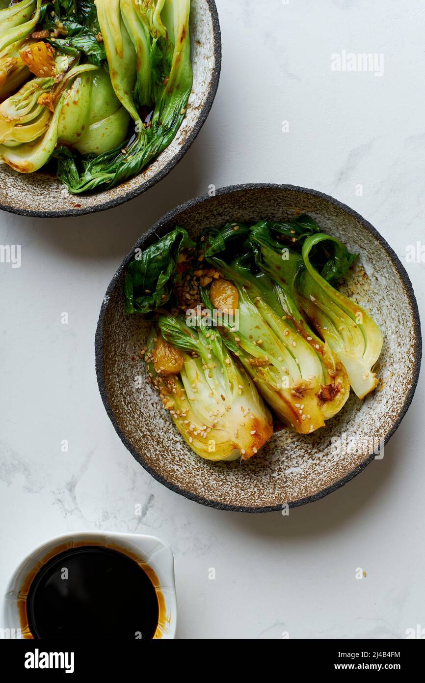 Cavolo di bok brasato con zenzero, salsa di soia e succo d'arancia rosso Foto Stock