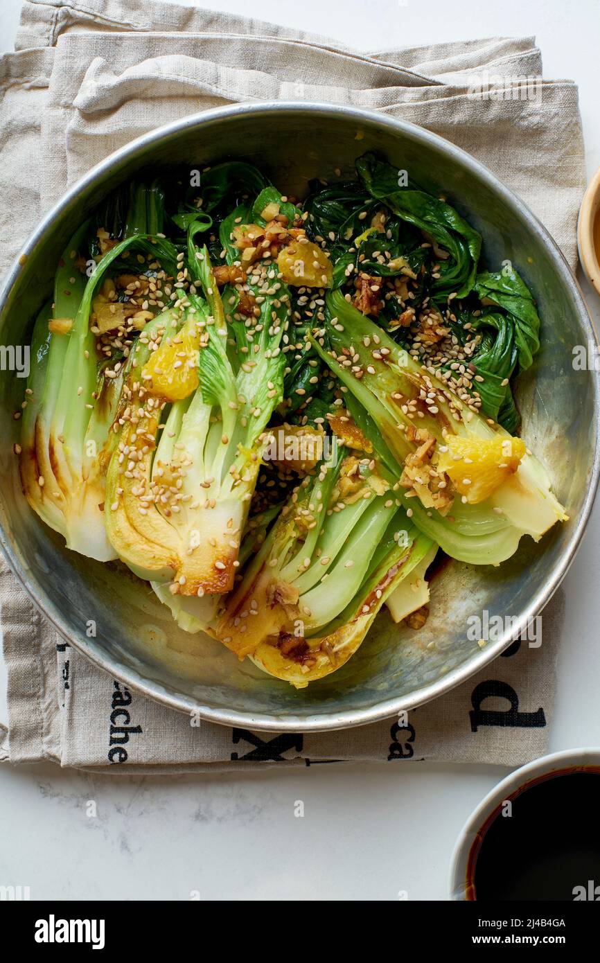 Cavolo di bok brasato con zenzero, salsa di soia e succo d'arancia rosso Foto Stock