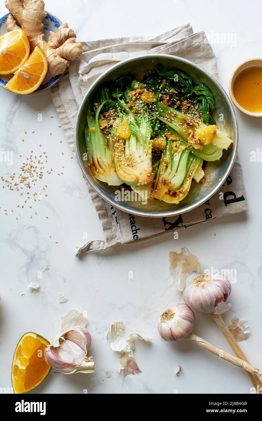 Cavolo di bok brasato con zenzero, salsa di soia e succo d'arancia rosso Foto Stock