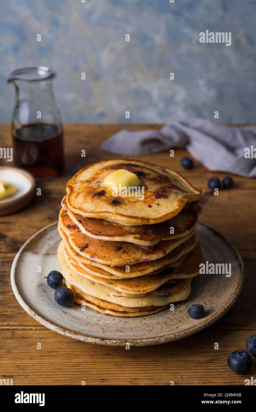 Pila di pancake al mirtillo con burro Foto Stock