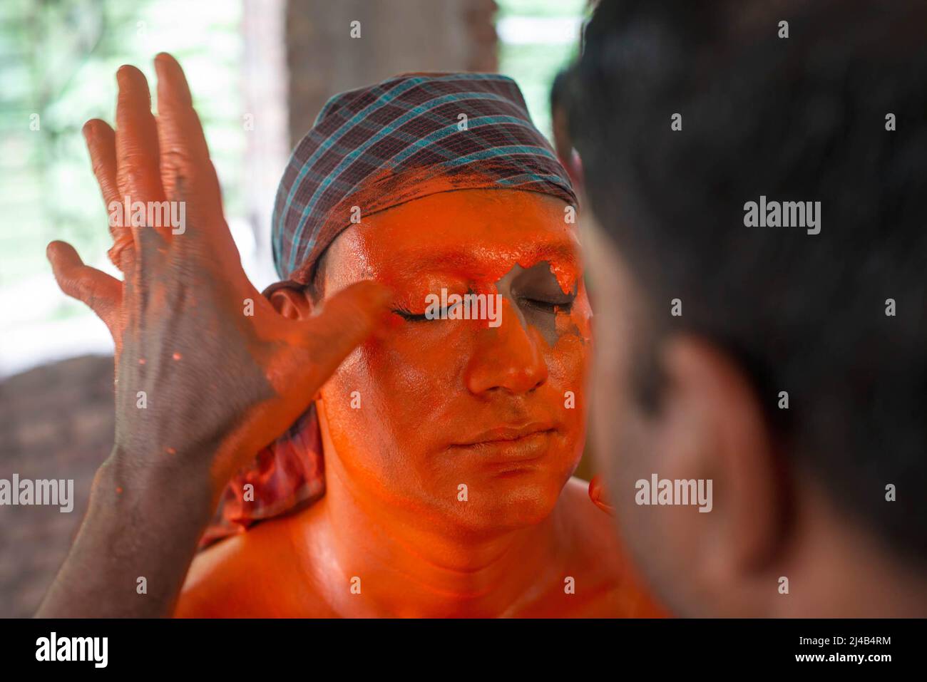 Munshiganj, Bangladesh. 13th Apr 2022. I devoti indù si preparano prima della processione di Lal Kach il festival di Lal Kach (Galls Rosso) viene celebrato nella comunità locale per molti decenni. Gli uomini indù si dipingono di colore rosso e assistono ad una processione che tiene spade mentre mostrano il potere contro gli sprit malvagi mentre concludono un anno ed accolgono un altro nuovo anno nuovo di Bangla. Credit: SOPA Images Limited/Alamy Live News Foto Stock