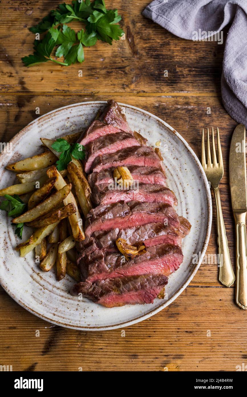Bistecca e patatine fatte in casa su un piatto Foto Stock