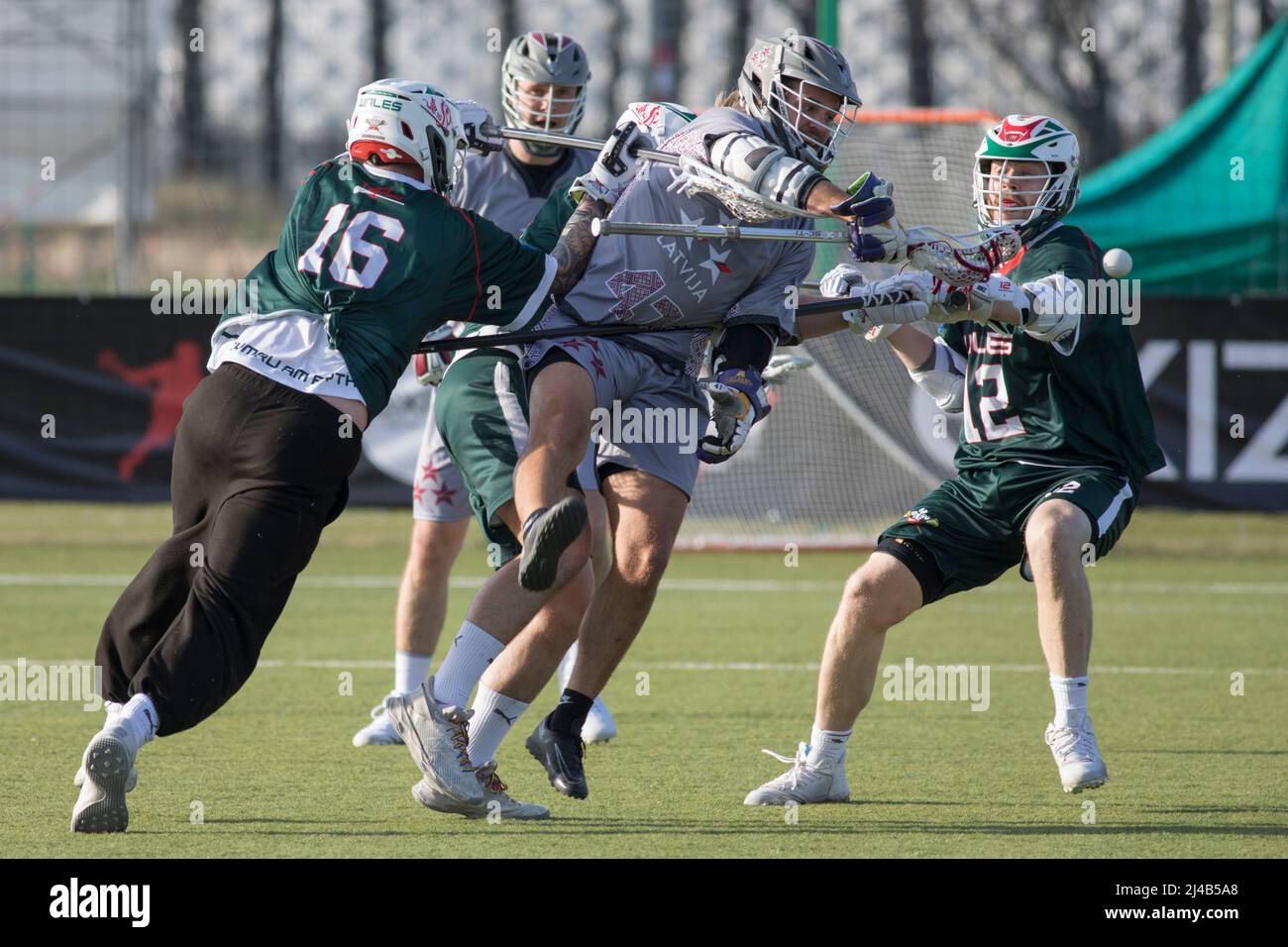 Wroclaw, Polonia, 13th aprile 2022. ELC 2022 - qualificatori di lacrosse del mondo. Galles (magliette verdi) vs Lettonia (camicie grigie) 10:3 foto: Īlajs Džeksons Lasda (41), Andrew Hopkins (12) © Piotr Zajac/Alamy Live News Foto Stock