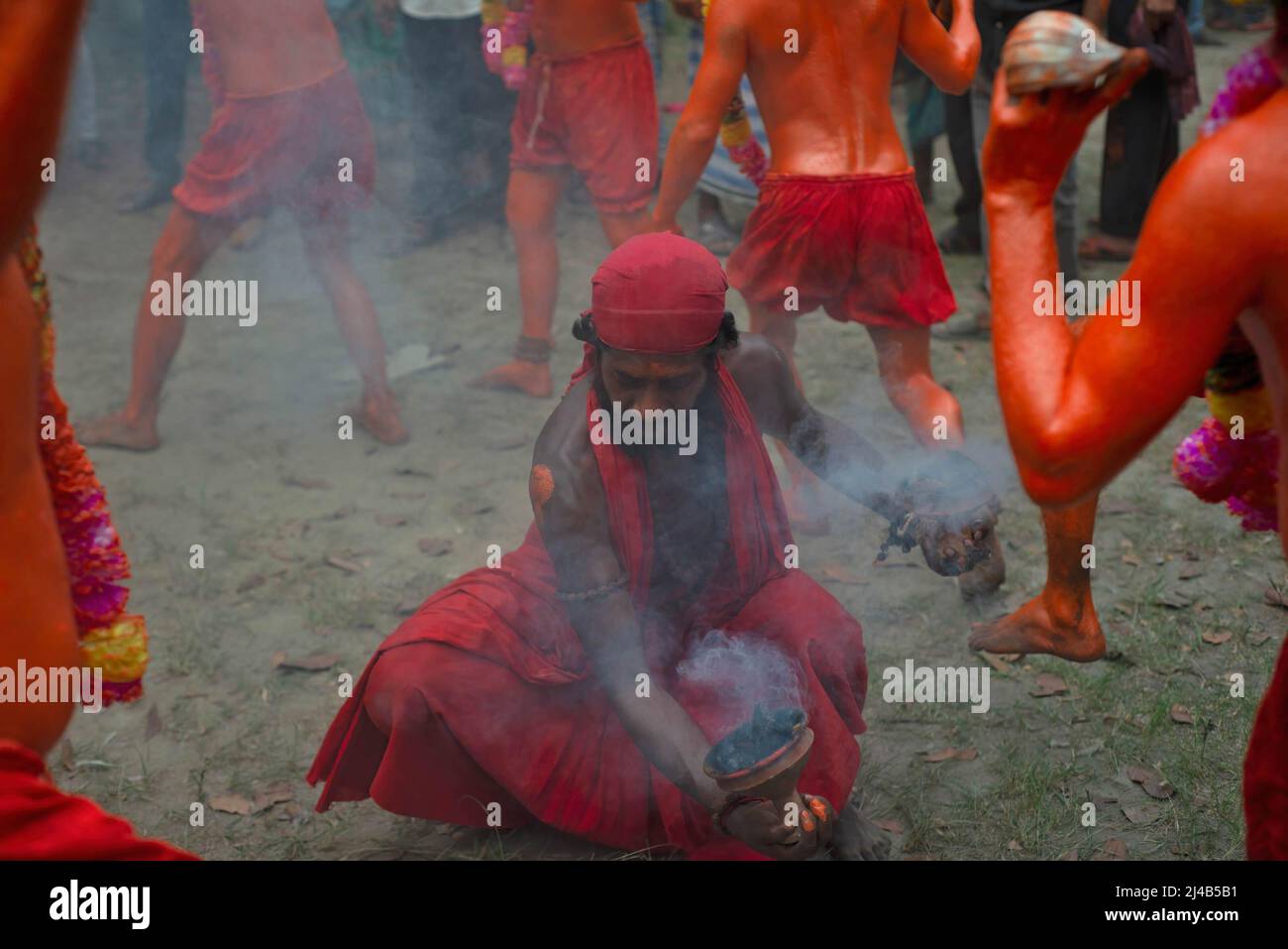 Munshiganj, Bangladesh. 13th Apr 2022. I devoti indù hanno visto ballare durante la processione di Lal Kach l'ultimo giorno dell'anno di Bangla. Il festival Lal Kach (Galls Rosso) viene celebrato nella comunità locale per molti decenni. Gli uomini indù si dipingono di colore rosso e assistono ad una processione che tiene spade mentre mostrano il potere contro gli sprit malvagi mentre concludono un anno ed accolgono un altro nuovo anno nuovo di Bangla. (Foto di Ziaul Haque Oisharjh/SOPA Images/Sipa USA) Credit: Sipa USA/Alamy Live News Foto Stock