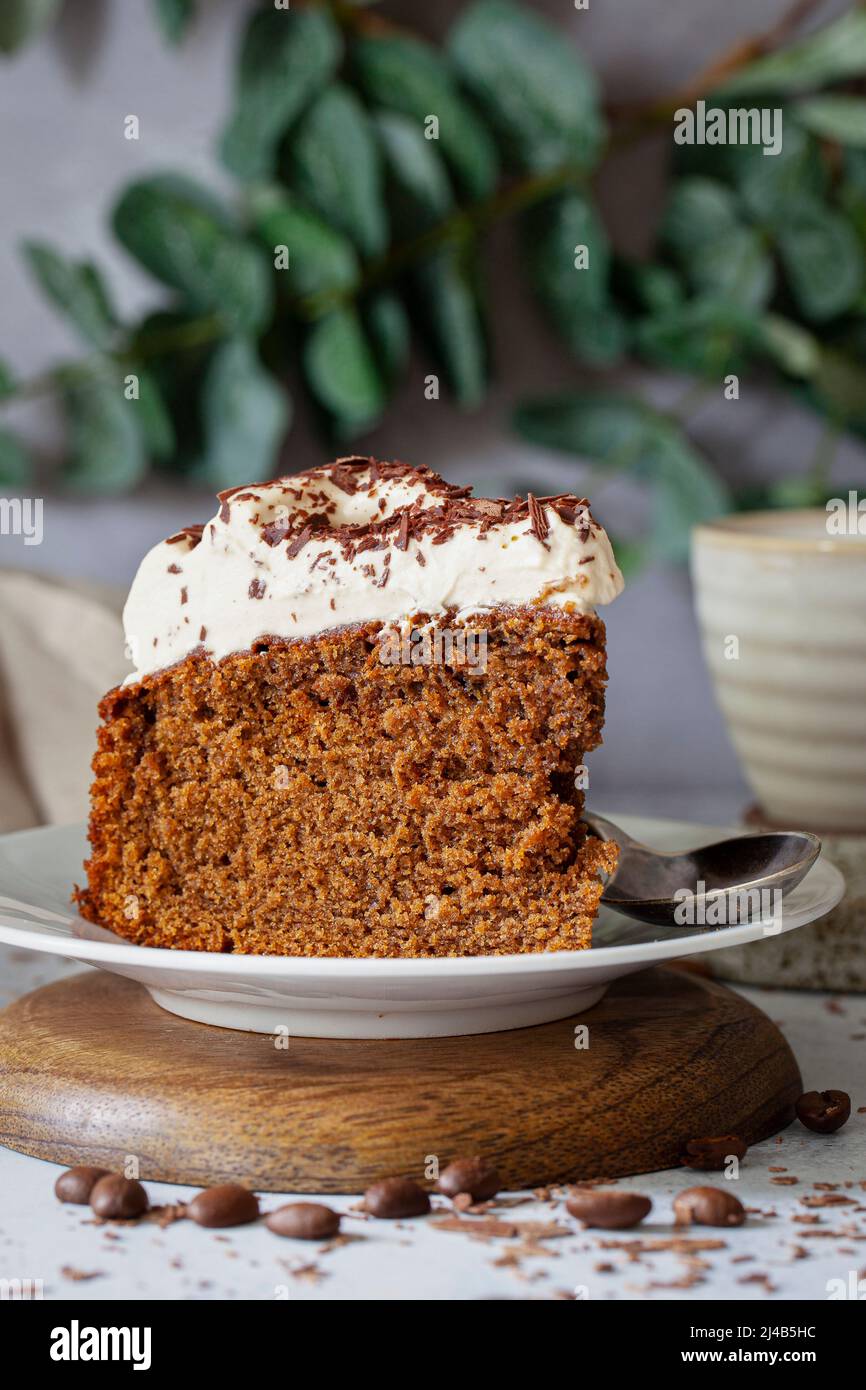 Una fetta di torta al caffè con panna montata e cioccolato grattugiato. Foto Stock