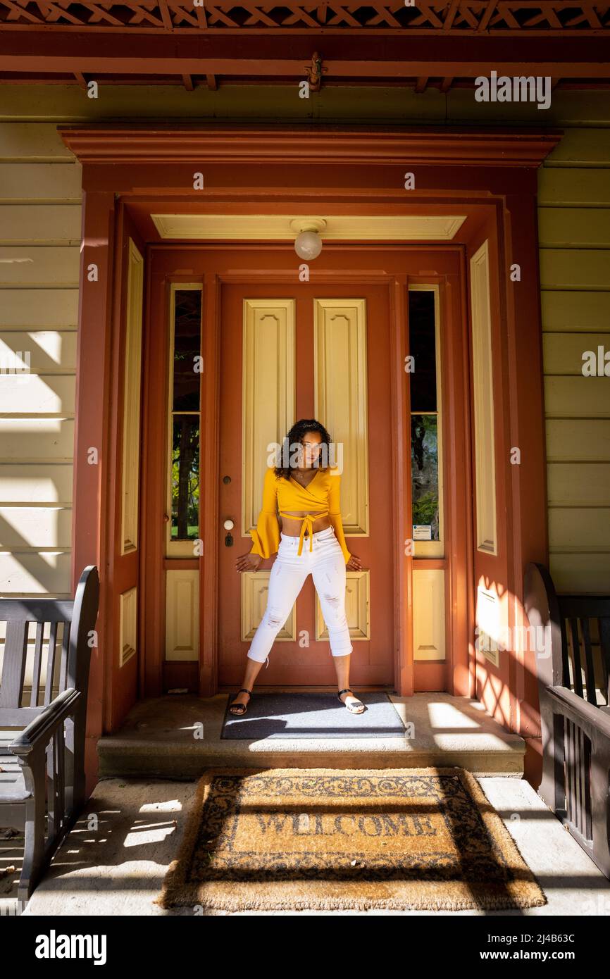 Ritratto di una giovane donna nera colorata in porta vittoriana Foto Stock