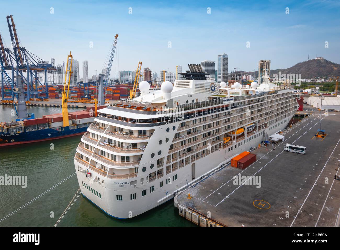 CARTAGENA, COLOMBIA - 4 APRILE 2022: Nave da crociera residenziale di lusso MS il mondo attraccato al molo del porto di crociera Cartagena, Colombia, Caraibi. Foto Stock