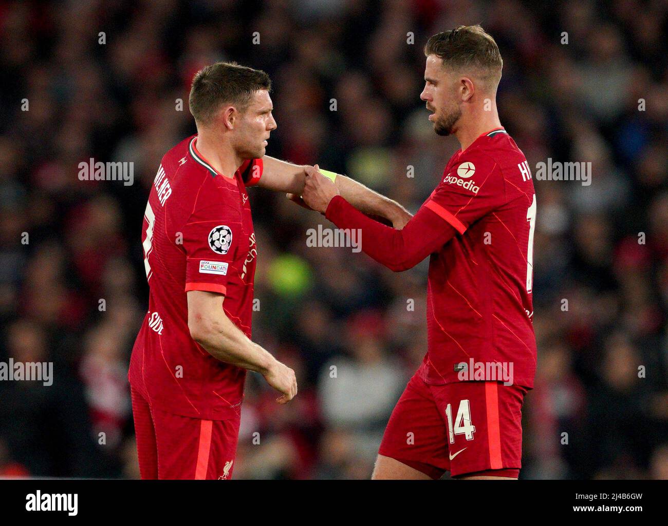 Jordan Henderson di Liverpool regala la fascia dei capitani a James Milner di Liverpool durante la finale del quarto di campionato UEFA Champions League, seconda tappa ad Anfield, Liverpool. Data foto: Mercoledì 13 aprile 2022. Foto Stock