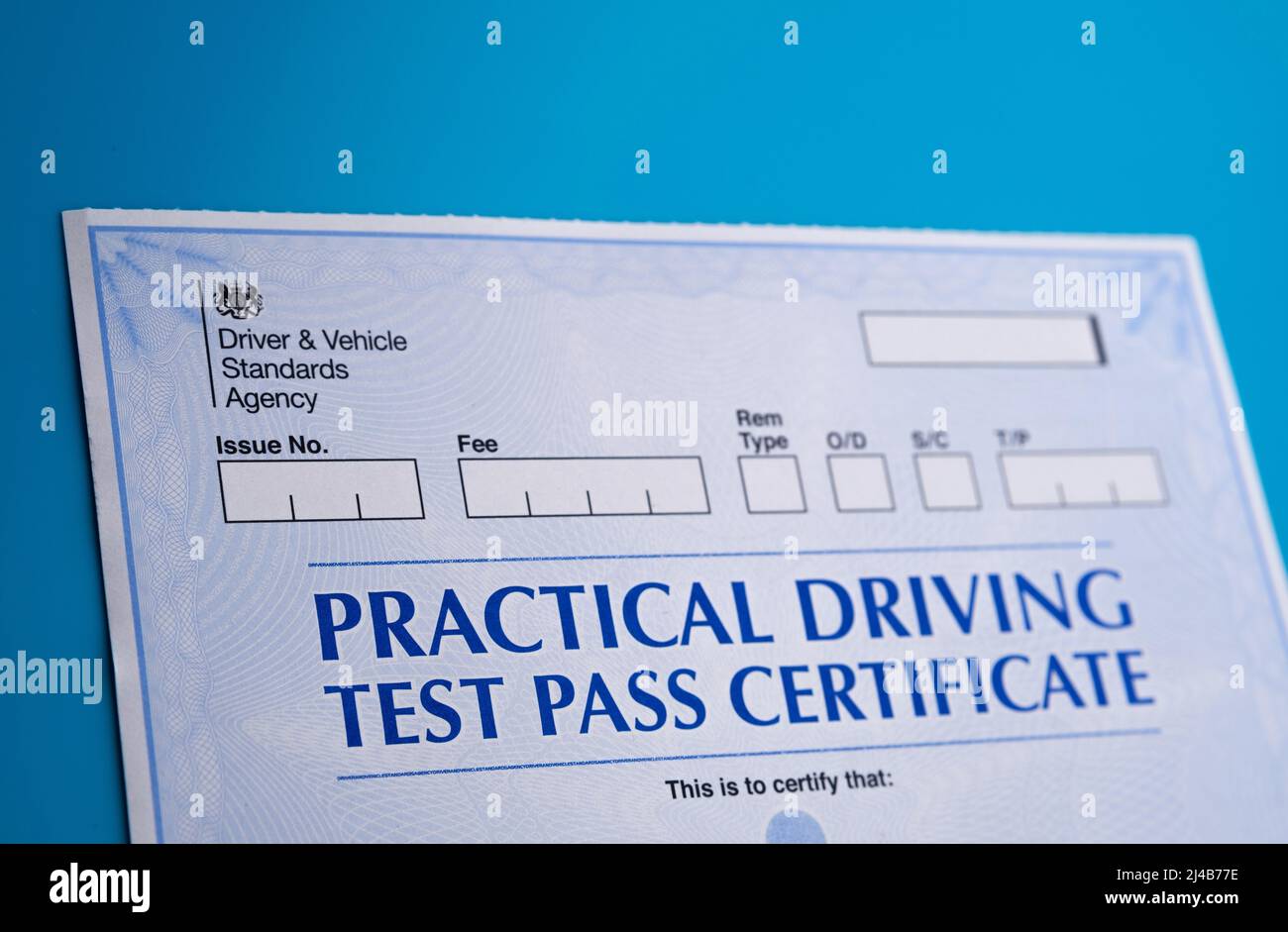 Certificato di prova pratica di guida autentico che viene ricevuto dopo aver superato il test di guida nel Regno Unito. Stafford, Regno Unito, 13 aprile 2022. Foto Stock
