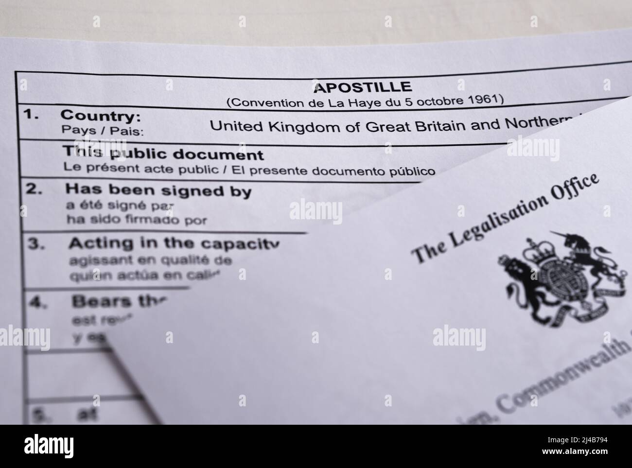 Autentico documento di apostille dell'Ufficio di Legalizzazione del Regno Unito. Documento legalizzato con il certificato ufficiale timbrato. Stafford, Regno Unito, Apri Foto Stock