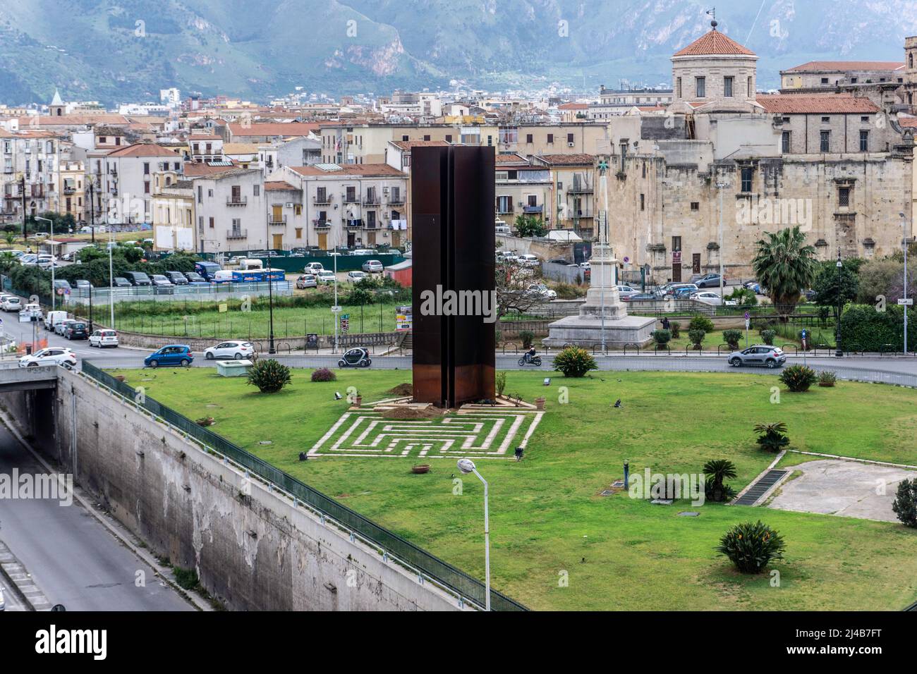 Il monumento alle vittime della lotta contro la mafia in Piazza XIII Vittime, Palermo, Sicilia, Italia. Progettato dallo scultore Mario Pecoraino Foto Stock