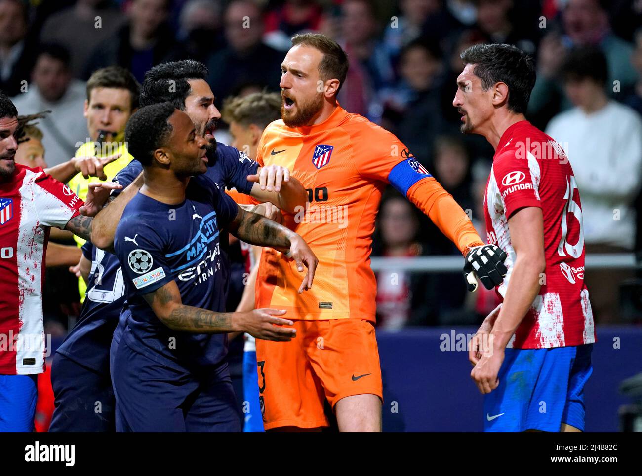 Jan Oblak (al centro), portiere dell'Atletico Madrid, si trova tra Stefan Savic e il Raheem Sterling di Manchester City mentre i tempri si accavallano durante la finale del quartiere della UEFA Champions League, seconda tappa al Wanda Metropolitano Stadium di Madrid. Data foto: Mercoledì 13 aprile 2022. Foto Stock