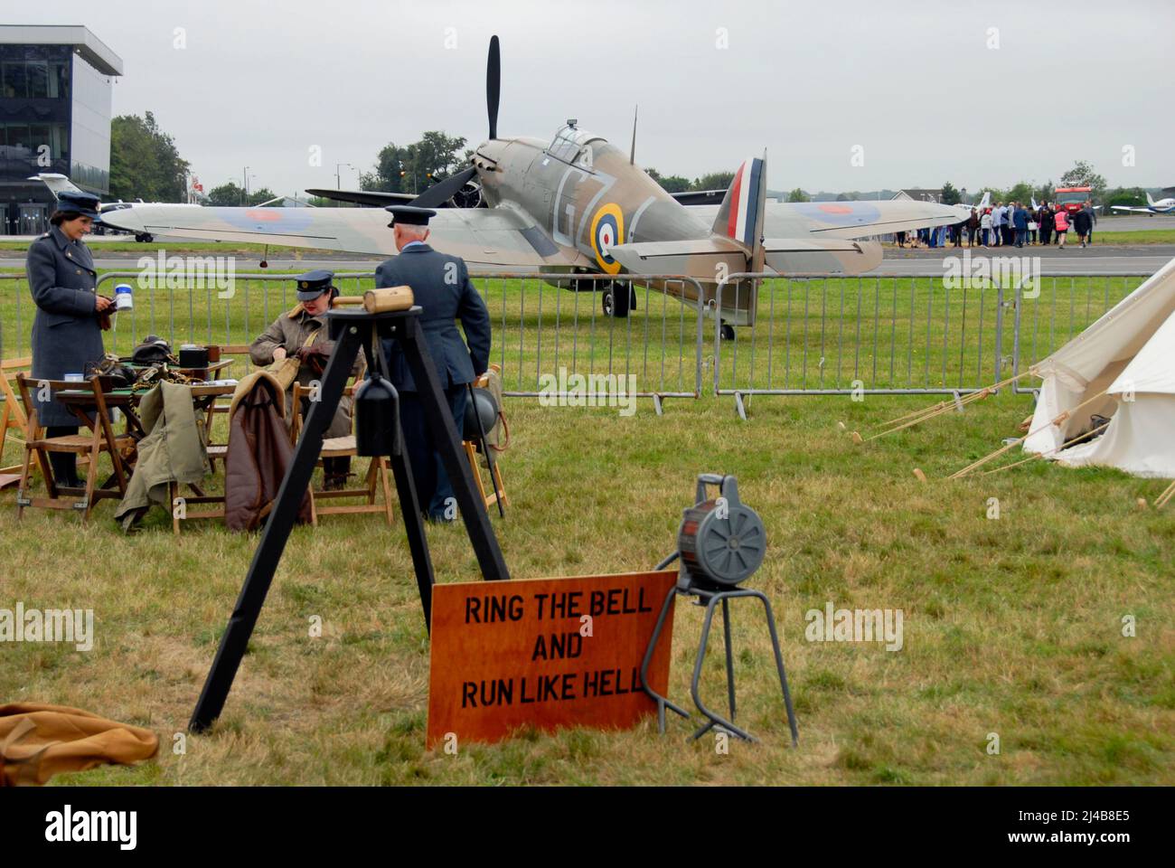 Rievocazione della guerra mondiale due condizioni come parte di uno spettacolo aereo, Biggin Hill, Kent, Inghilterra con personale di servizio e velivoli del tempo oltre Foto Stock