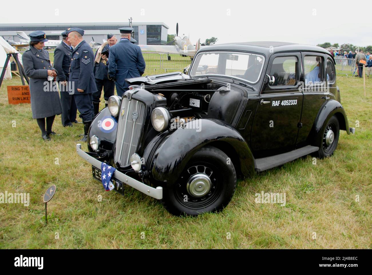 Auto Morris 12 con marcature RAF e cofano aperto in mostra presso un'esposizione volante a Biggin Hill, Kent, Inghilterra, con personale di assistenza oltre Foto Stock