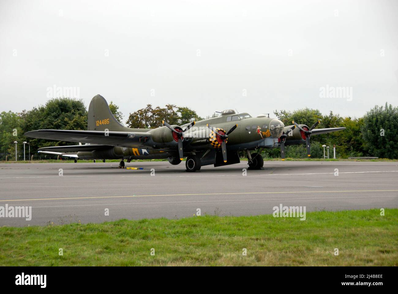 Il Memphis Belle Boeing B-17F Flying Fortress è stato utilizzato durante la seconda guerra mondiale in esposizione ad uno spettacolo aereo a Biggin Hill, Kent, Inghilterra Foto Stock