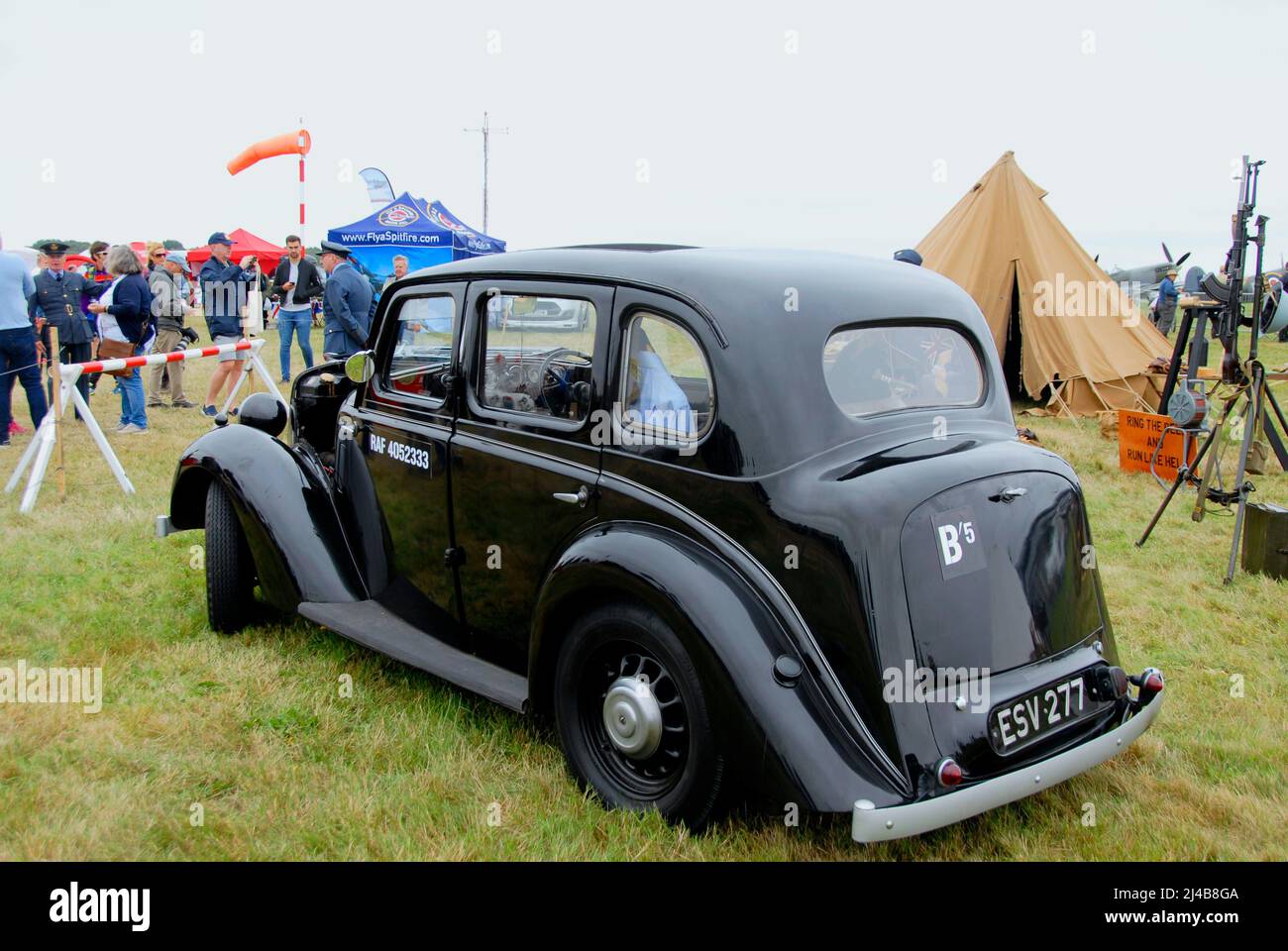 Morris 12 auto con marcature RAF in mostra presso un'esposizione volante a Biggin Hill, Kent, Inghilterra, con personale di assistenza oltre Foto Stock