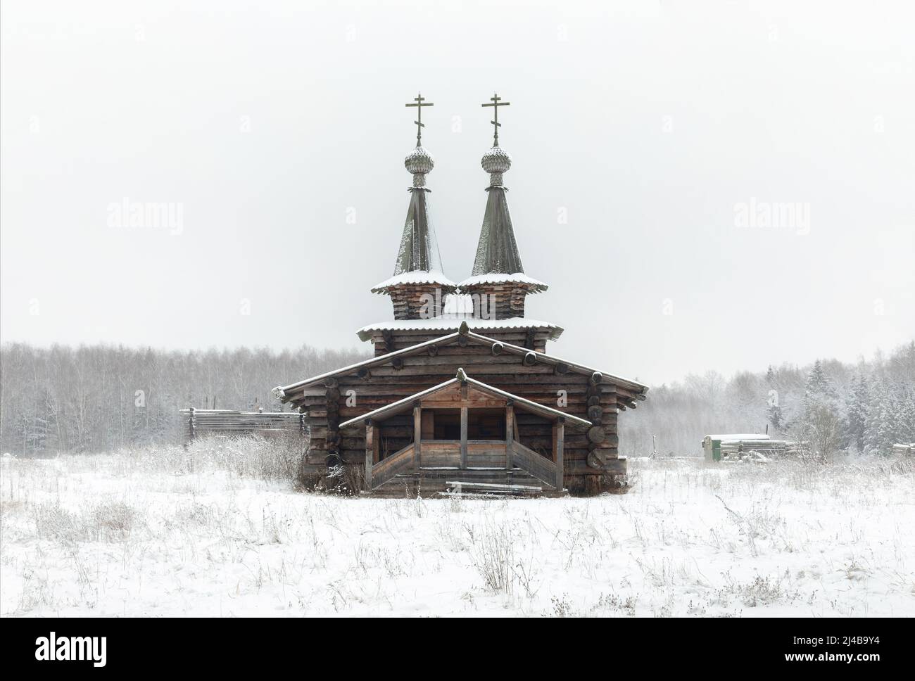 Chiesa Ortodossa in legno in inverno in campagna Foto Stock