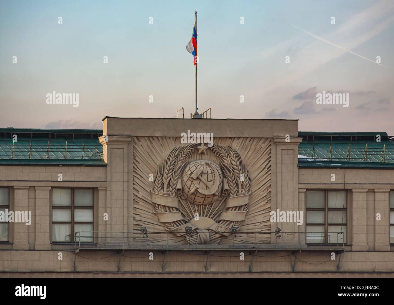 Lo stemma dell'Unione Sovietica sulla facciata della costruzione della Duma di Stato della Federazione Russa. Primo piano Foto Stock