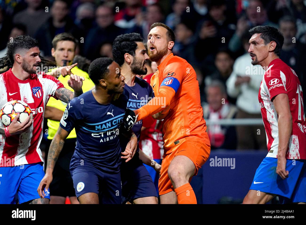 Jan Oblak (centro), portiere dell'Atletico Madrid, si trova a pochi passi da Stefan Savic e da Raheem Sterling di Manchester City e Ilkay Gundogan, mentre i tempers si fanno beffe durante la finale del quarto della UEFA Champions League, la seconda tappa dello stadio Wanda Metropolitano di Madrid. Data foto: Mercoledì 13 aprile 2022. Foto Stock