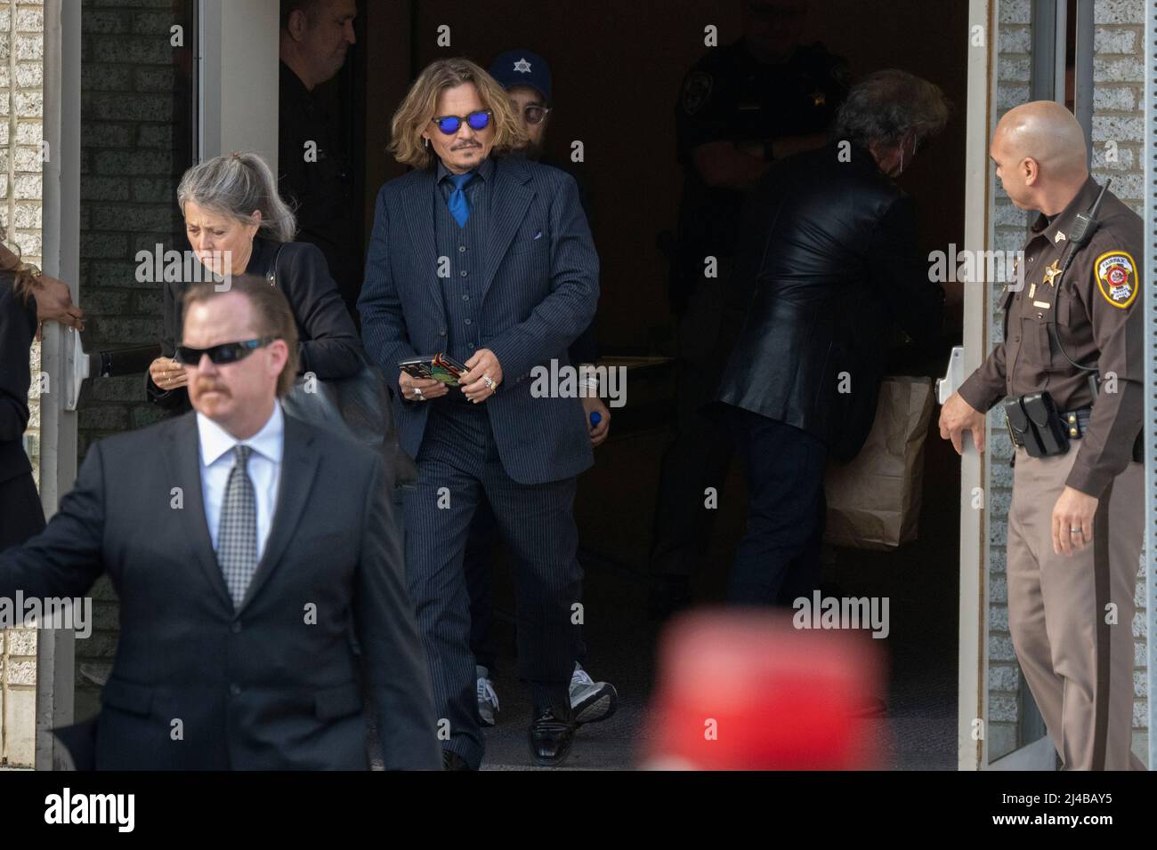 Fairfax, Virginia, Stati Uniti. 13th Apr 2022. L'attore Johnny Depp parte dal suo processo anti-diffamazione al tribunale della contea di Fairfax. Photo Credit: Chris Kleponis/Sipa USA Credit: Sipa USA/Alamy Live News Foto Stock