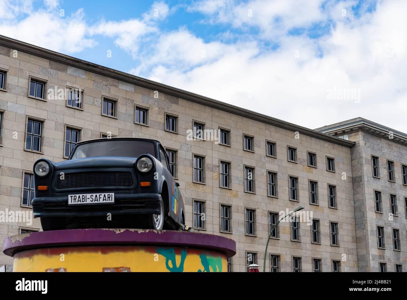 Berlino, Germania - 2 aprile 2015: Auto vintage Trabant al Trabi Musem al Check Point Charlie nella capitale - l'automobile è stata prodotta a partire dal 195 Foto Stock