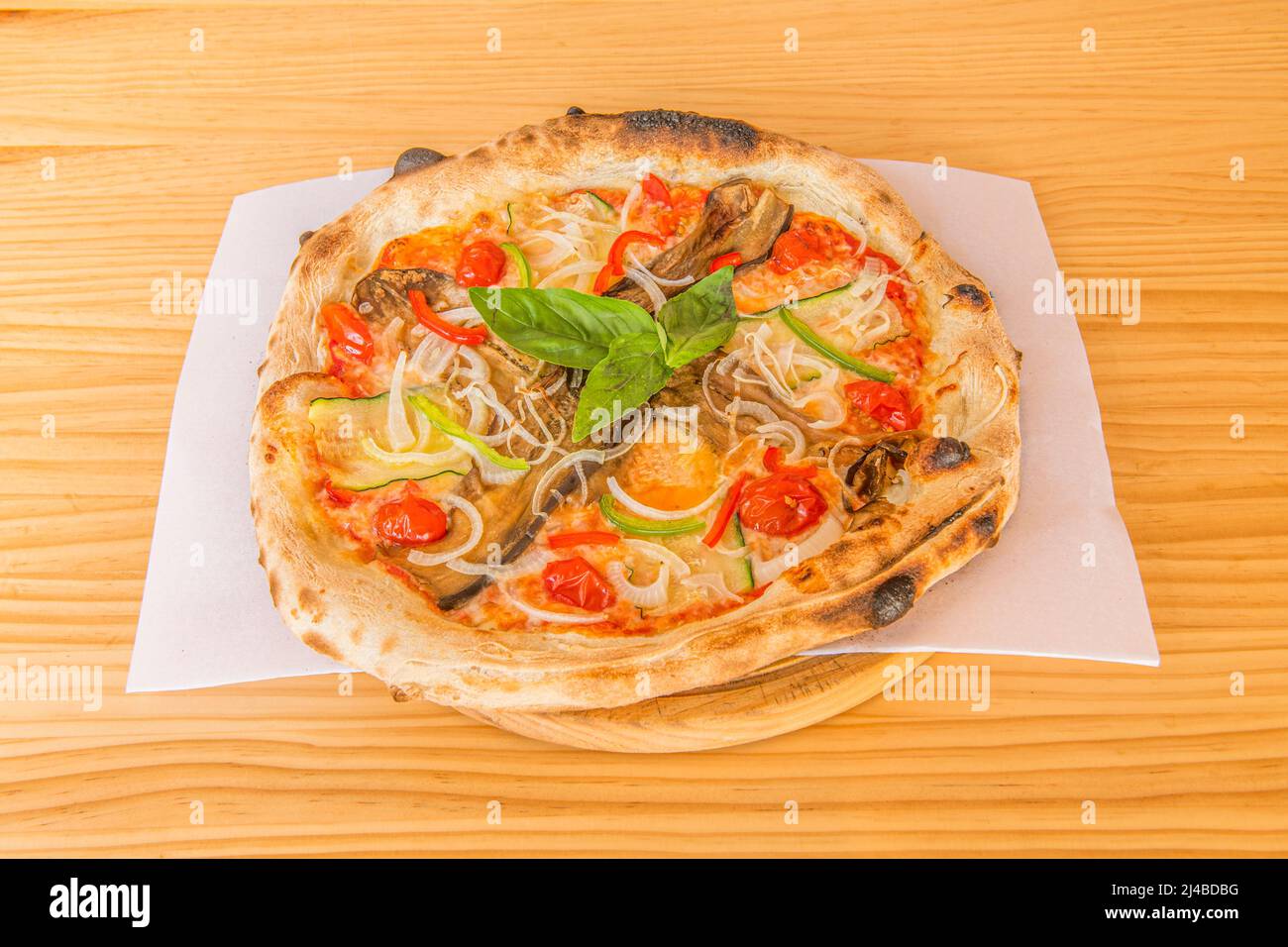 Pizza con prodotti del giardino, cipolla bianca, pomodori ciliegini, zucchine e melanzane, basilico e olio d'oliva Foto Stock