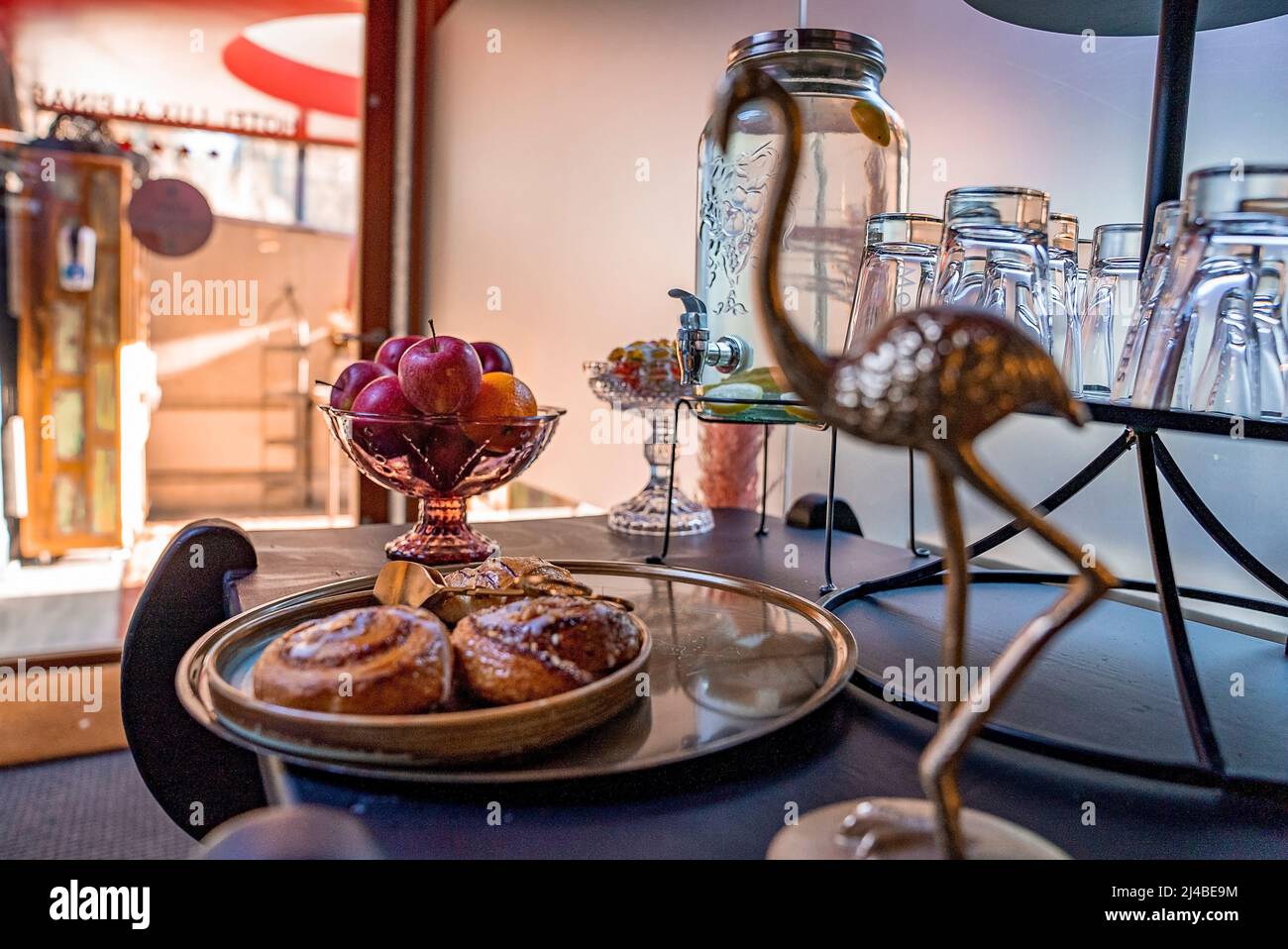 Deliziosi pani dolci con frutta serviti al tavolo per la colazione presso l'hotel di lusso Foto Stock