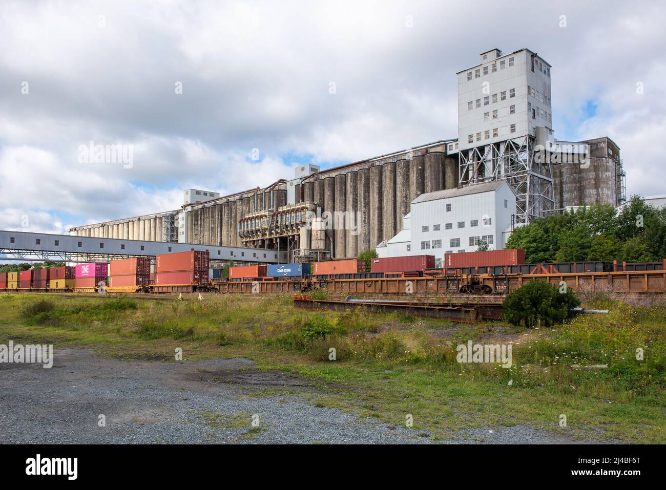 Halifax, Nova-Scotia, Canada – 4 settembre 2021: Ascensore Grain e treno container nel porto di Halifax. Foto Stock