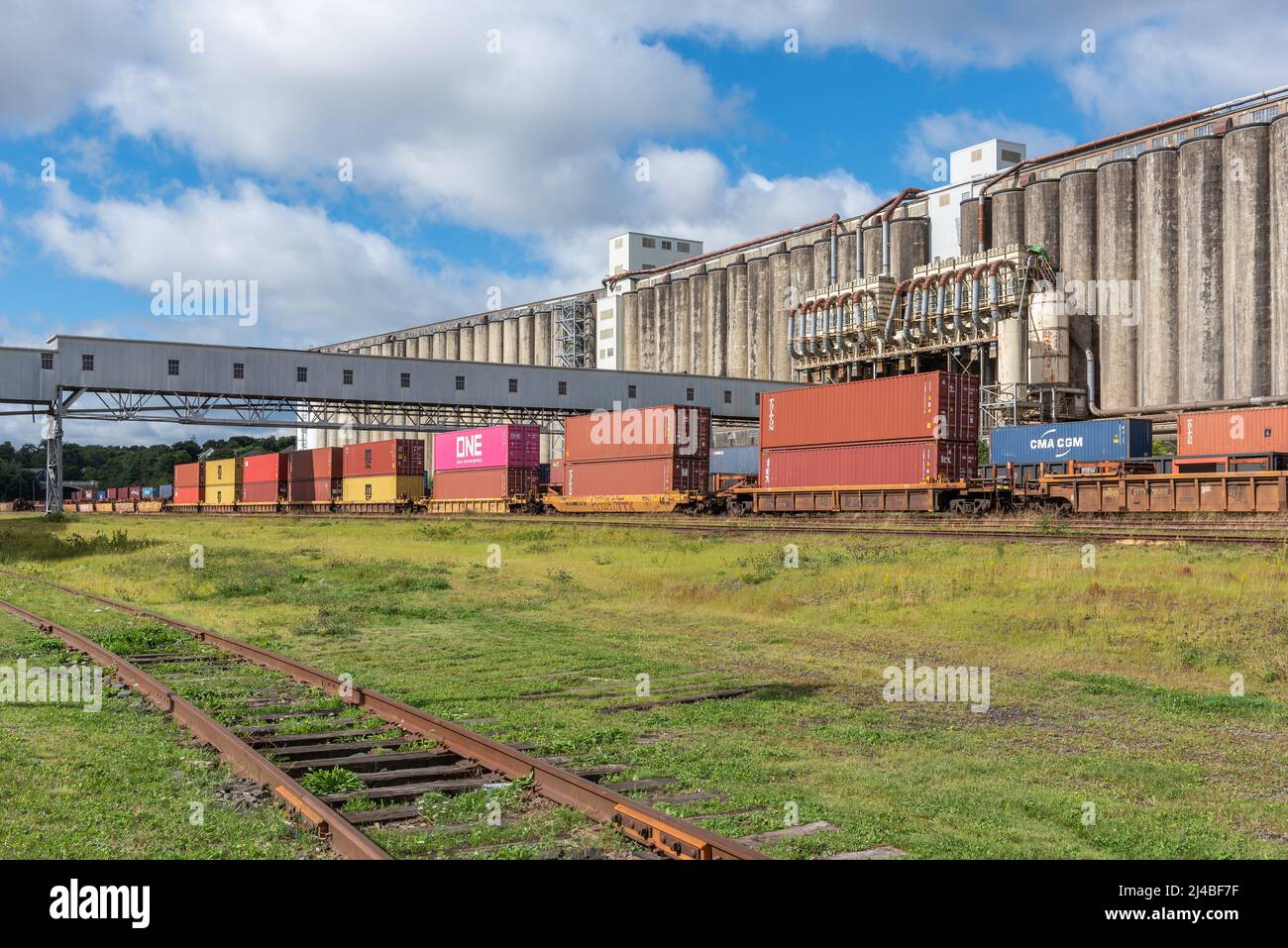 Halifax, Nova-Scotia, Canada – 4 settembre 2021: Ascensore Grain e treno container nel porto di Halifax. Foto Stock