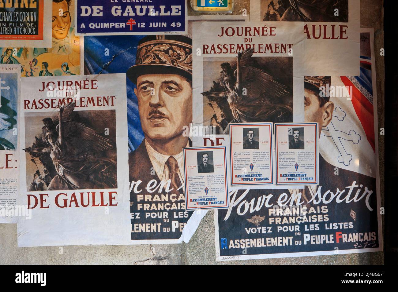 Manifesti elettorali dell'ex presidente francese Charles de Gaulle (1890-1970) al Charles de Gaulle Memorial di Colombey-les-Deux-Eglises, Francia Foto Stock