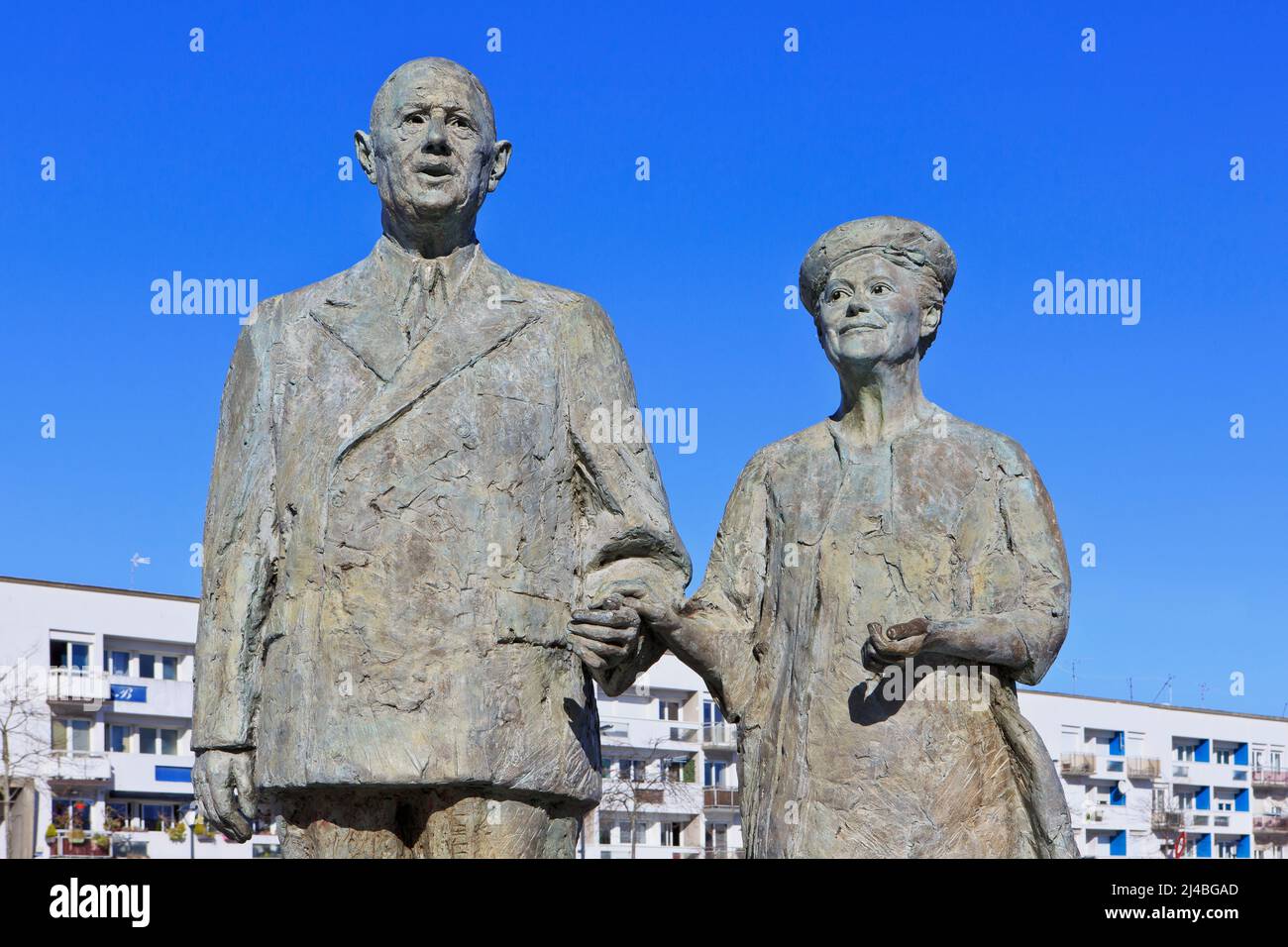 Monumento a Charles de Gaulle (1890-1970) e Yvonne Vendroux (1900-1979) che si è sposato alla Chiesa di Notre Dame a Calais, Francia Foto Stock
