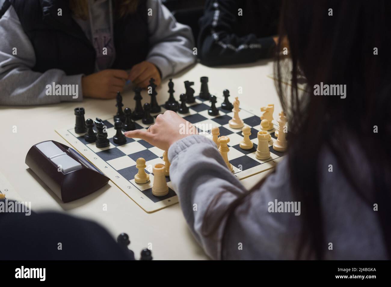 Due donne che giocano a scacchi in un torneo. Foto Stock