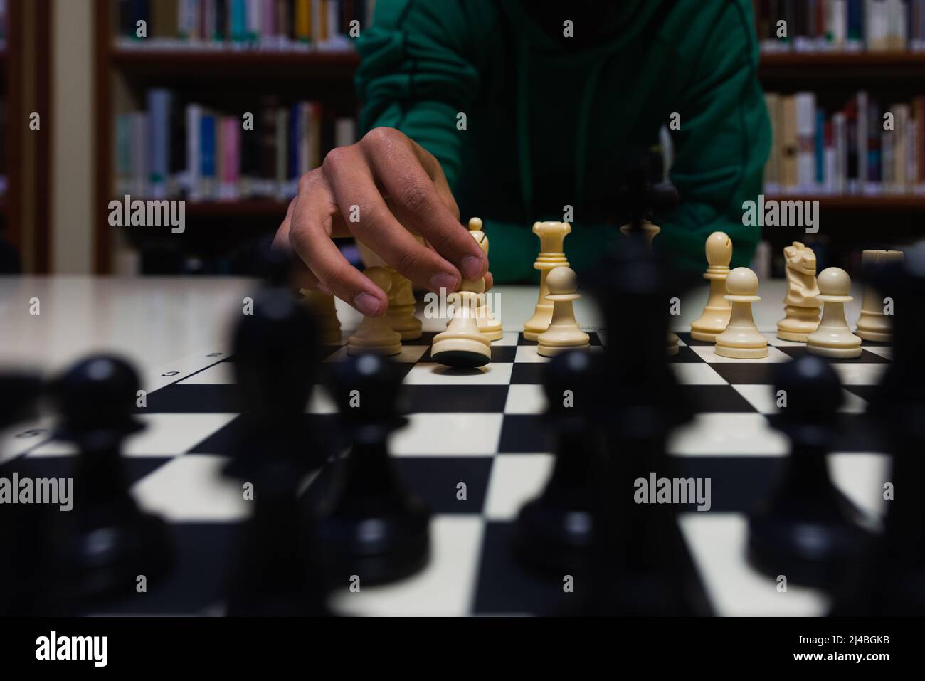 mano che muove una pedina in un gioco di scacchi. Foto Stock