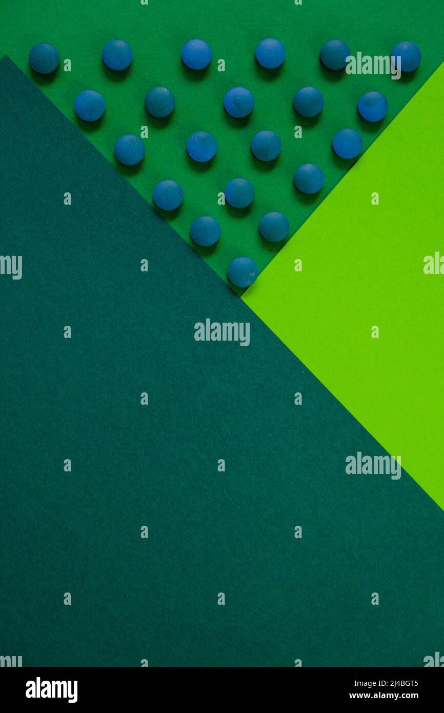 Spirulina alghe tablets.Spirulina pills on green geometric background.Green spirulina compresse su sfondo verde in uno stile minimalista. Foto Stock