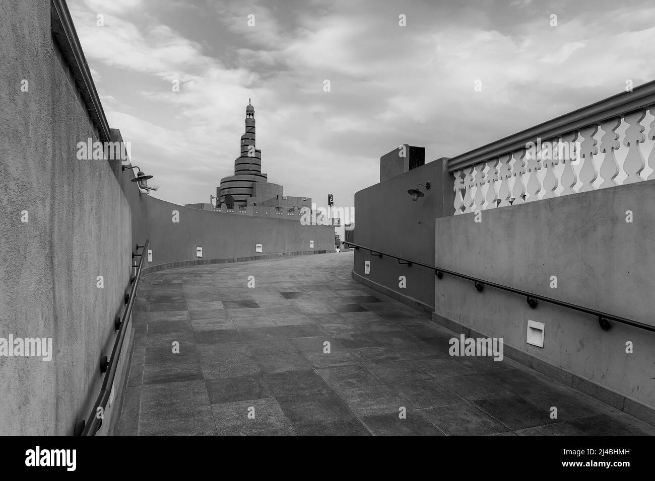 Vista panoramica Ariel della città di Doha con l'iconica Moschea di Doha Fanar al tramonto Foto Stock