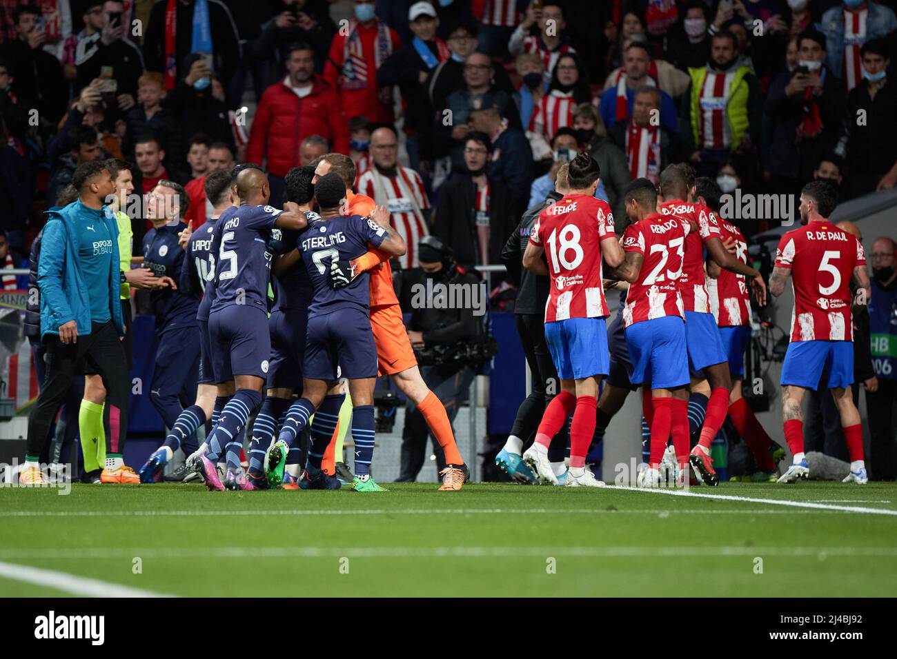 Madrid, Spagna. 13th Apr 2022. I giocatori di entrambe le parti si scontrano durante una seconda partita finale della UEFA Champions League tra l'Atletico de Madrid di Spagna e il Manchester City FC d'Inghilterra allo stadio Wanda Metropolitano di Madrid, Spagna, 13 aprile 2022. Credit: Meng Dingbo/Xinhua/Alamy Live News Foto Stock