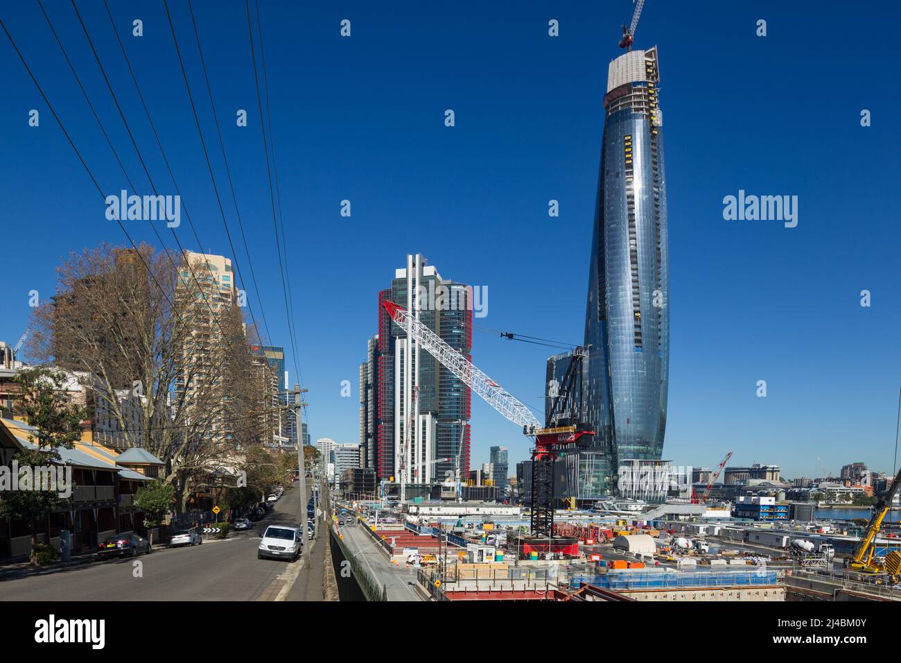 Costruzione di Barangaroo a Sydney, visto da High Street a Millers Point. Barangaroo si trova lungo Hickson Road vicino al sobborgo di Sydney delle Rocks e si affaccia ad ovest verso Darling Harbour e Balmain. Una volta completato, il Barangaroo conterrà un casinò, un hotel a cinque stelle, negozi di lusso e appartamenti alti. Foto Stock