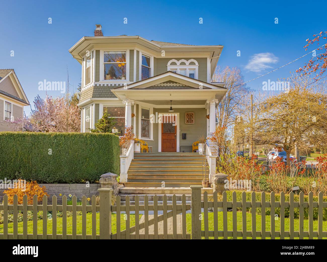 Casa di lusso a Vancouver, Canada. Grande casa di lusso con un patio in  giornata di sole. Fuoco selettivo, nessuno Foto stock - Alamy