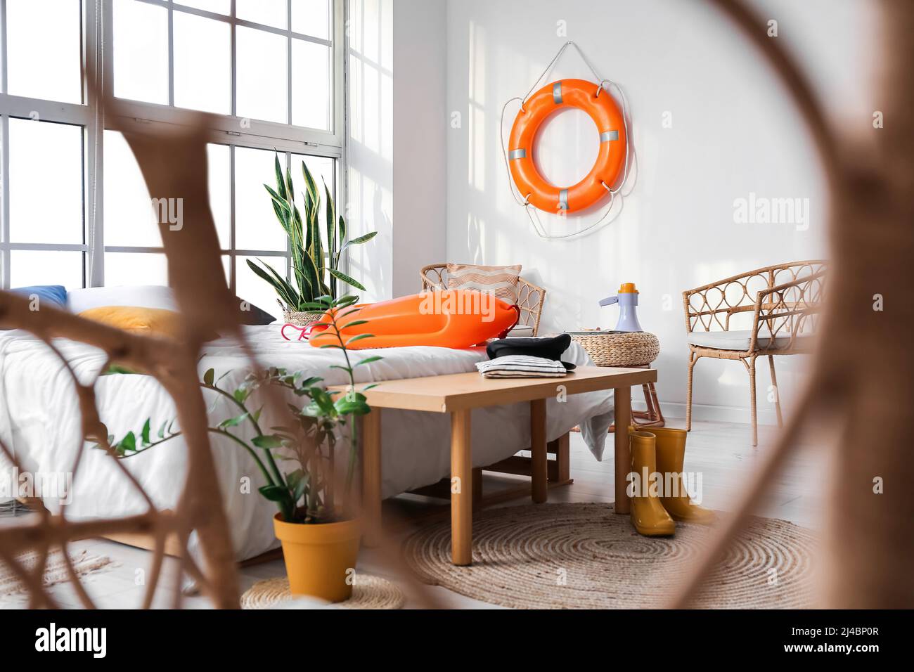 Interno di una camera da letto luminosa con uniforme e attrezzatura del marinaio Foto Stock