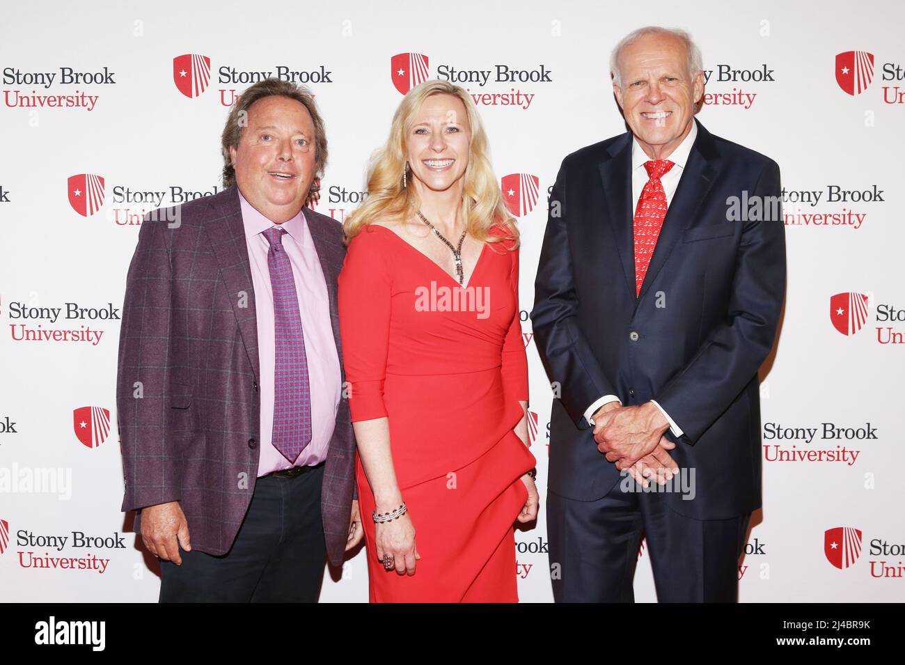 New York, Stati Uniti. 13th Apr 2022. Richard Gelfond, Maurie McInnism e John L. Hennessy partecipano al Gala Stars of Stony Brook che si tiene a Cipriani 42nd St a New York, NY il prossimo aprile. 13, 2022. (Foto di Udo Salters/Sipa USA) Credit: Sipa USA/Alamy Live News Foto Stock