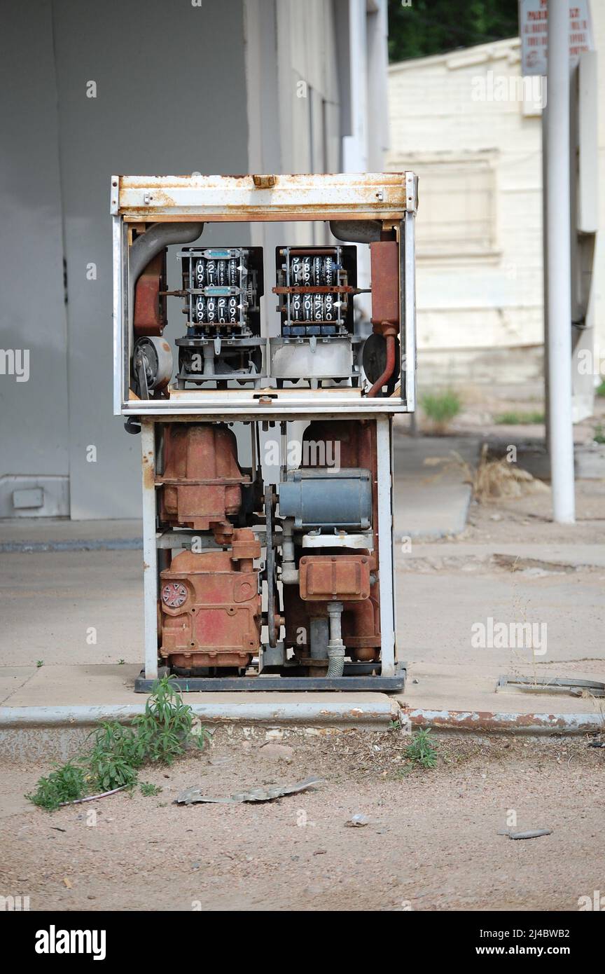 Pompa di benzina abbandonata arrugginita e spogliata presso una stazione di benzina chiusa Foto Stock