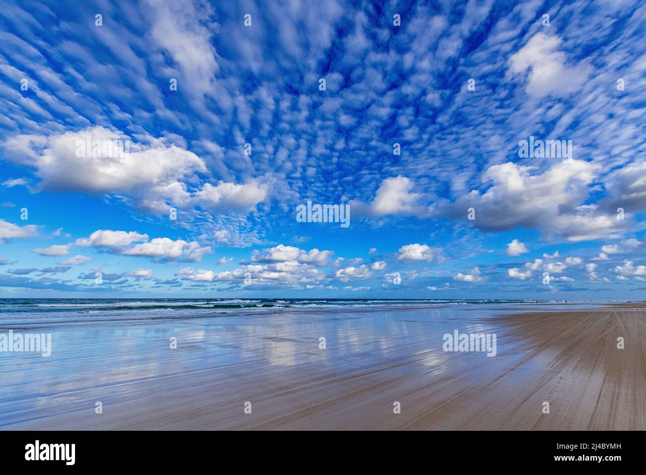 Una splendida formazione di nuvole su 75 miglia di spiaggia su Fraser Island, Queensland, Australia Foto Stock