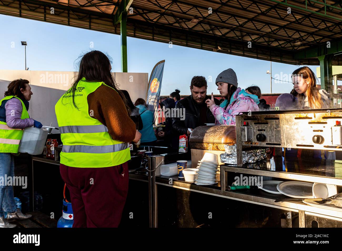 Medyka, Polonia. 12th Apr 2022. I civili polacchi forniscono aiuto umanitario al popolo ucraino. Mentre la Federazione russa ha invaso l'Ucraina, il conflitto dovrebbe costringere fino a 5 milioni di ucraini a fuggire dal paese e a creare un gran numero di rifugiati interni. Gli ucraini hanno un grave bisogno di forniture mediche, cibo, vestiti e altro ancora. (Credit Image: © Dominika Zarzycka/SOPA Images via ZUMA Press Wire) Foto Stock