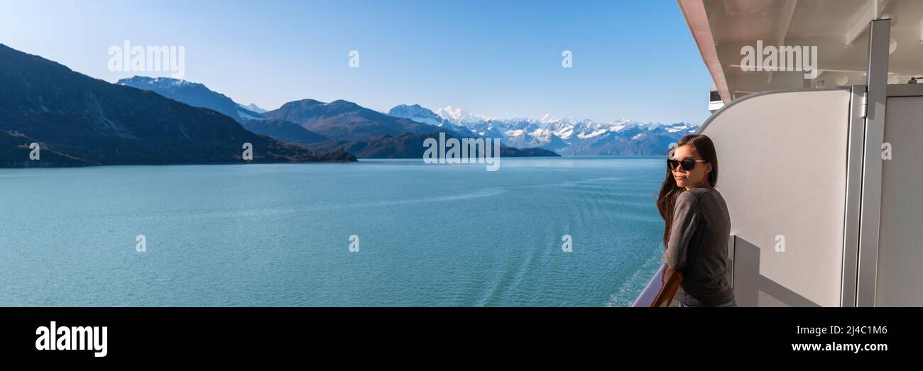 Alaska Glacier Bay crociera nave viaggio turistico guardando iceberg all'interno passaggio dal balcone vista ponte Scenic crociera vacanza destinazione panoramica Foto Stock