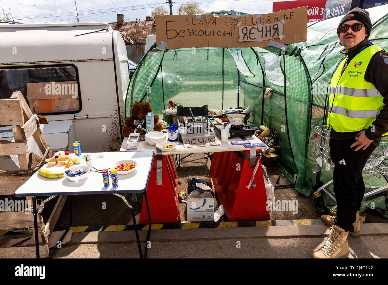 Lviv, Ucraina. 12th Apr 2022. Un volontario danese fornisce aiuto al confine ucraino-polacco a Shegiele. Mentre la Federazione russa ha invaso l'Ucraina, il conflitto dovrebbe costringere fino a 5 milioni di ucraini a fuggire dal paese e a creare un gran numero di rifugiati interni. Gli ucraini hanno un grave bisogno di forniture mediche, cibo, vestiti e altro ancora. (Credit Image: © Dominika Zarzycka/SOPA Images via ZUMA Press Wire) Foto Stock