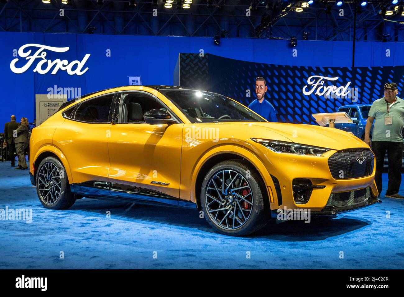 New York, Stati Uniti. 13th Apr 2022. Un SUV Ford Mustang Mach-e completamente elettrico in mostra al New York International Auto Show 2022 al Javits Center di New York City. Lo spettacolo normalmente annuale è stato aperto oggi dopo che è stato annullato i due anni precedenti a causa della pandemia COVID-19. Credit: Enrique Shore/Alamy Live News Foto Stock