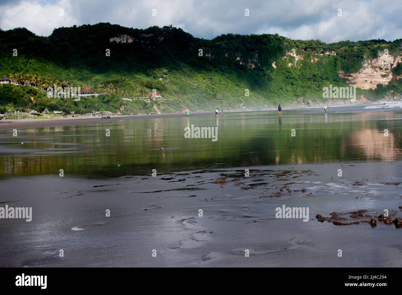 Yogyakarta, Indonesia Aprile 2022: Un gruppo di persone che giocano a Parangtritis Beach Yogyakarta nell'Aprile 2022 Foto Stock