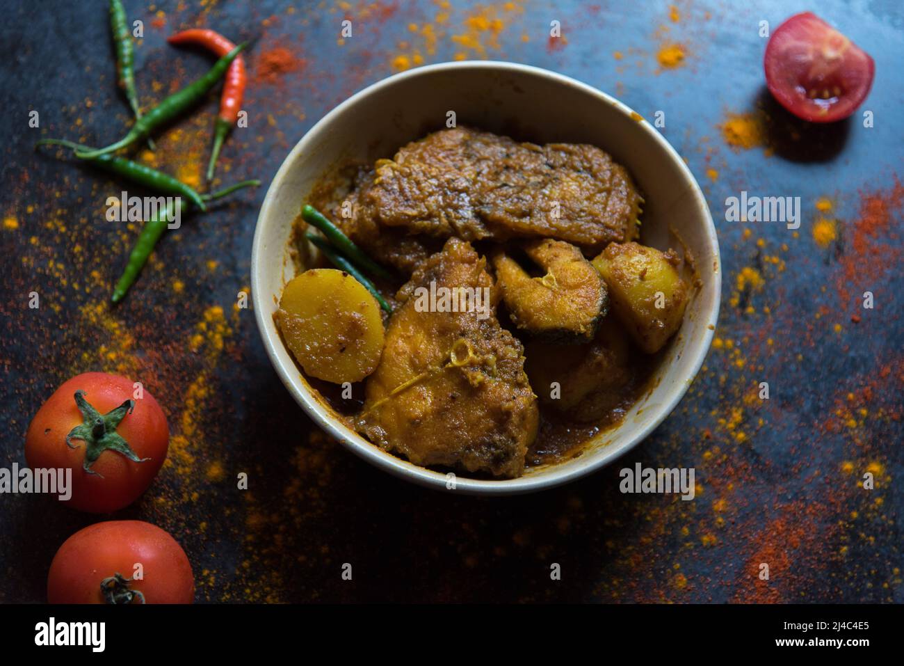 Pesce bengalese kalia o curry di masala serviti in una ciotola. Primo piano, messa a fuoco selettiva. Foto Stock