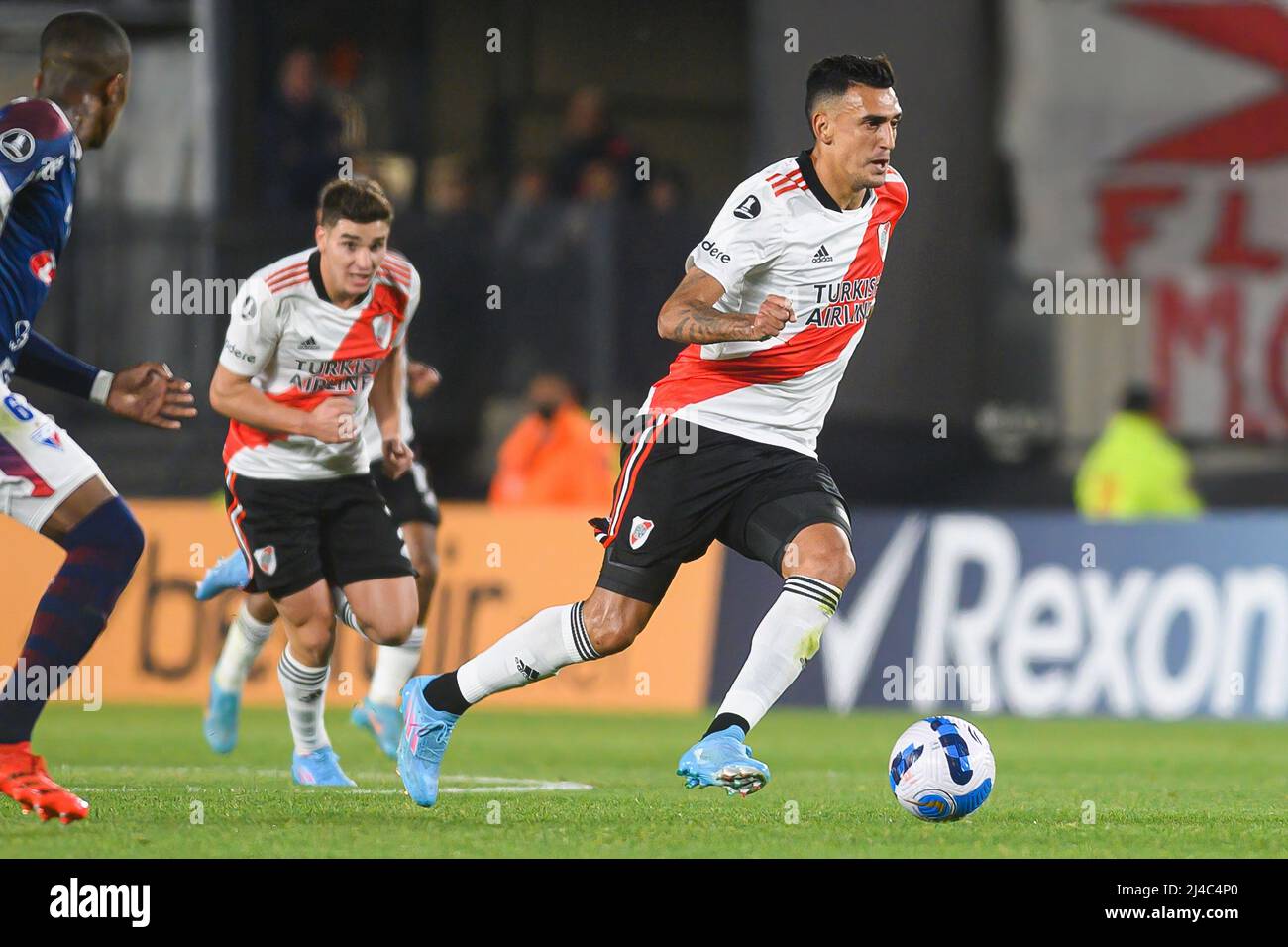 Buenos Aires, Argentina. 13th Apr 2022. Matias Suarez (R) di River Plate in azione durante la Copa Conmebol Libertadores 2022 partita tra River Plate e Fortaleza all'Estadio Monumentale Antonio Vespucio liberi. Punteggio finale; River Plate 2:0 Fortaleza. (Foto di Manuel Cortina/SOPA Images/Sipa USA) Credit: Sipa USA/Alamy Live News Foto Stock